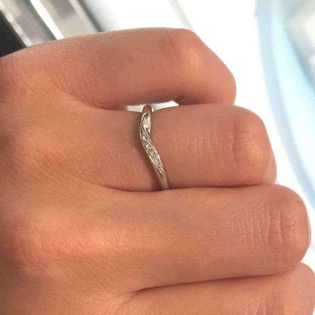 【GALA JEWELRY(ガラジュエリー)の口コミ】 緩やかなＶ字型のデザインになっており指が綺麗に見える効果がありますし…