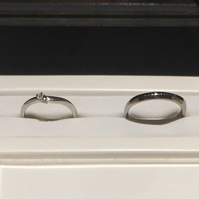 【俄(にわか)の口コミ】 男女で異なるデザインの結婚指輪です。
女性のリングは、ワンポイントのダ…