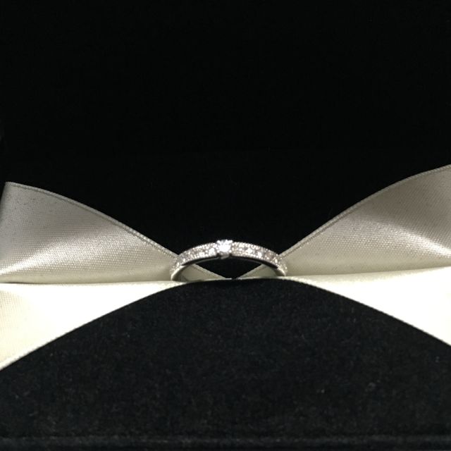 【エクセルコダイヤモンド(EXELCO DIAMOND)の口コミ】 いろんな指輪を試着して、どれもかわいいなぁと悩んでいたが、この指輪を…