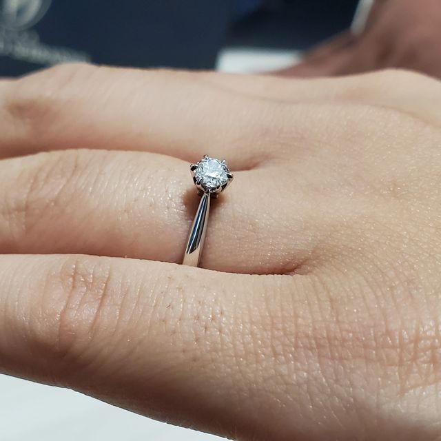 【銀座ダイヤモンドシライシの口コミ】 横から見ると百合のような形がとても可愛らしく、光を多く取り込んでキラ…