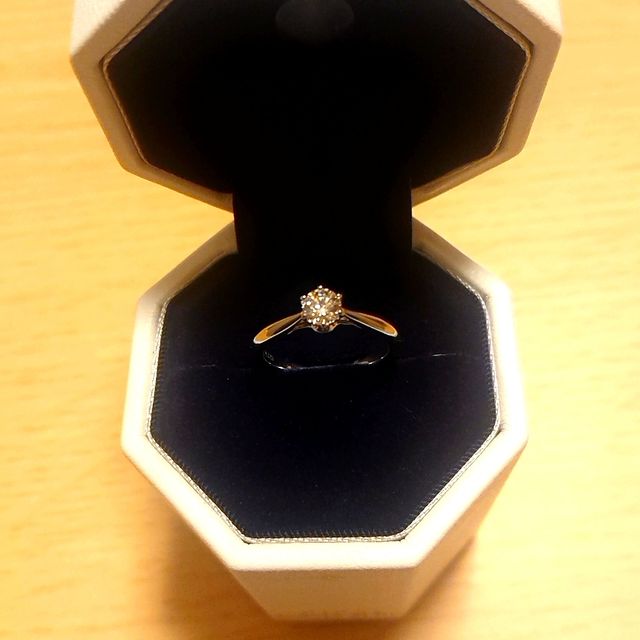 【銀座ダイヤモンドシライシの口コミ】 彼女の指は細長いので、凝ったデザインよりもシンプルなデザインが映える…