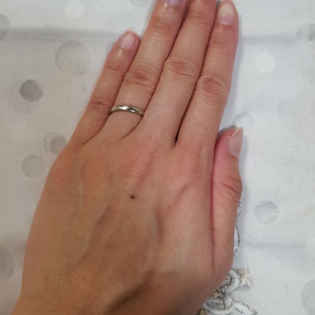 【カルティエ(Cartier)の口コミ】 既にカルティエ、バレリーナの婚約指輪を頂いていたので重ねづけできるデ…