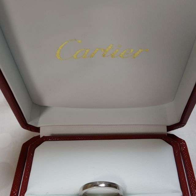 【カルティエ(Cartier)の口コミ】 既にカルティエ、バレリーナの婚約指輪を頂いていたので重ねづけできるデ…