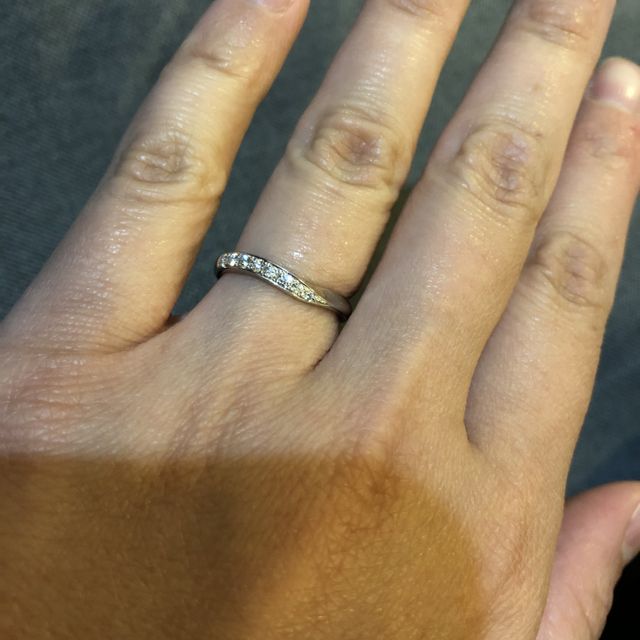 【ラザール ダイヤモンド(LAZARE DIAMOND)の口コミ】 ゆるいV字のカーブがかかっていて、外側半分にダイヤがついているタイプで…