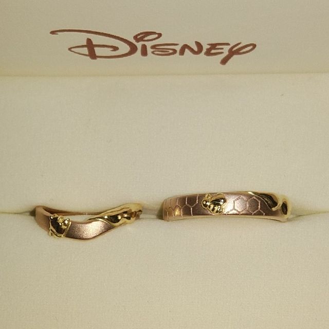 【ケイウノ ブライダル(K.UNO BRIDAL)の口コミ】 二人ともプーさんが大好きで、プーさんデザインの結婚指輪を探していたと…