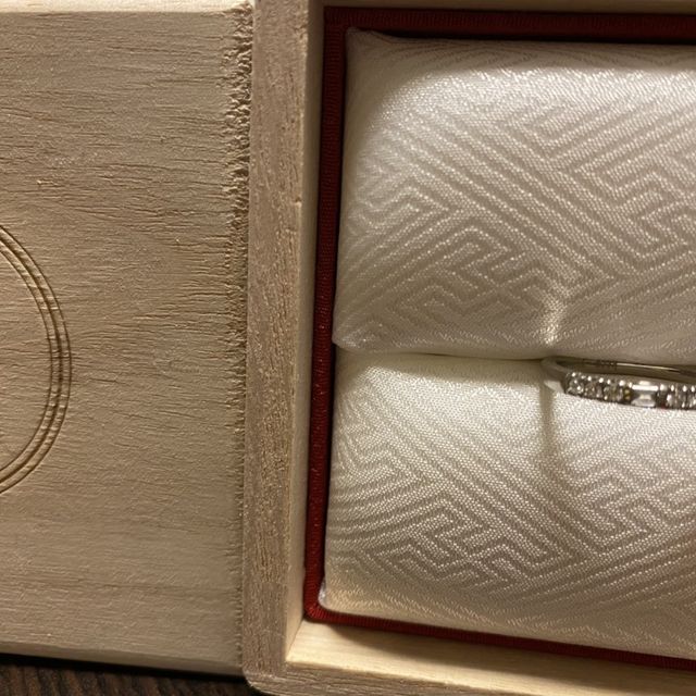 【TOMOE(トモエ)の口コミ】 エメラルドカットのダイヤモンドが珍しいし可愛かったからです。
最後数個…