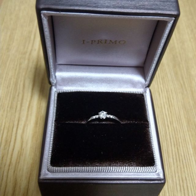 【アイプリモ(I-PRIMO)の口コミ】 指輪の真ん中と両端にダイヤがあり、それぞれのダイヤに意味が込められて…