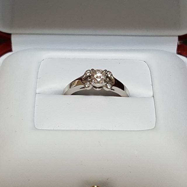 【カルティエ(Cartier)の口コミ】 婚約期間だけでなく、日常使いもできる指輪を探していました。一般的な、…