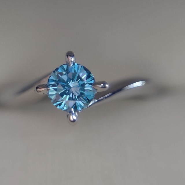 【ケイウノ ブライダル(K.UNO BRIDAL)の口コミ】  店頭には まず無いブルーダイヤを別で購入し、それを既存の指輪に出来る…