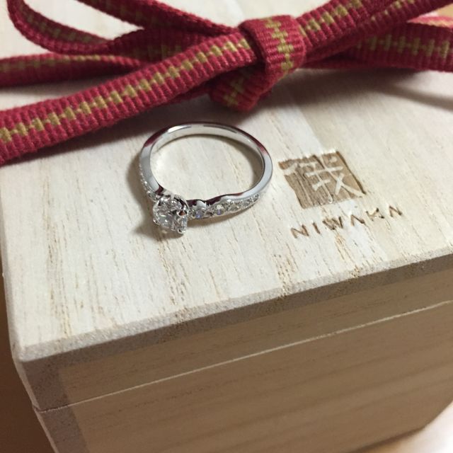 【俄(にわか)の口コミ】 アシンメトリーに曲線の入ったデザインがとても美しく、指にはめると指の…