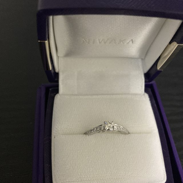 【俄(にわか)の口コミ】 結婚指輪と重ね付けした時に、一番綺麗に見えました。
普段使いがし易く、…