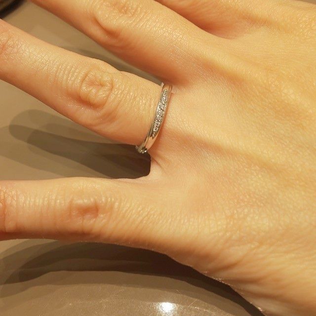 【4℃ BRIDAL(ヨンドシーブライダル)の口コミ】 ダイヤが入っており、ラインがとても綺麗な指輪でした。指輪の太さは平均…