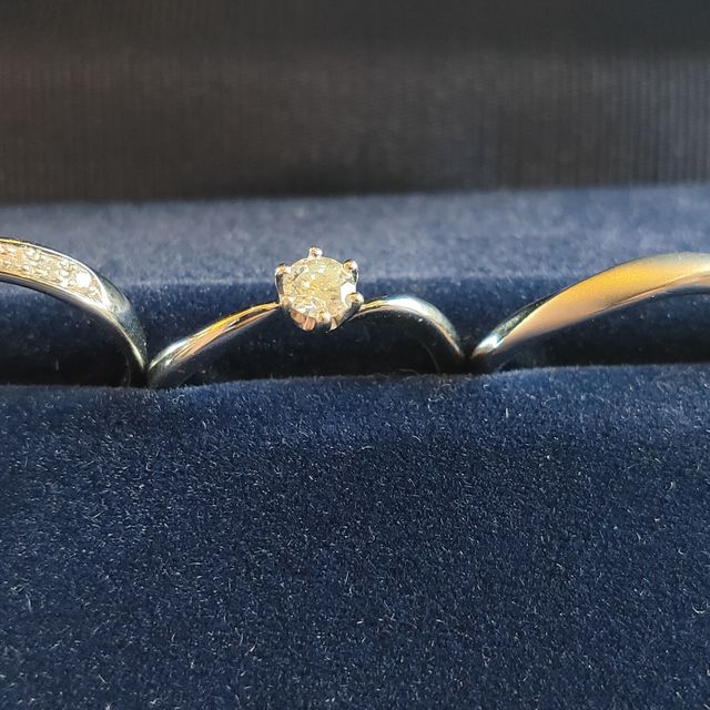 【銀座ダイヤモンドシライシの口コミ】 銀座ダイヤモンドシライシで購入しました。
選び初めは指輪に違いなんてあ…