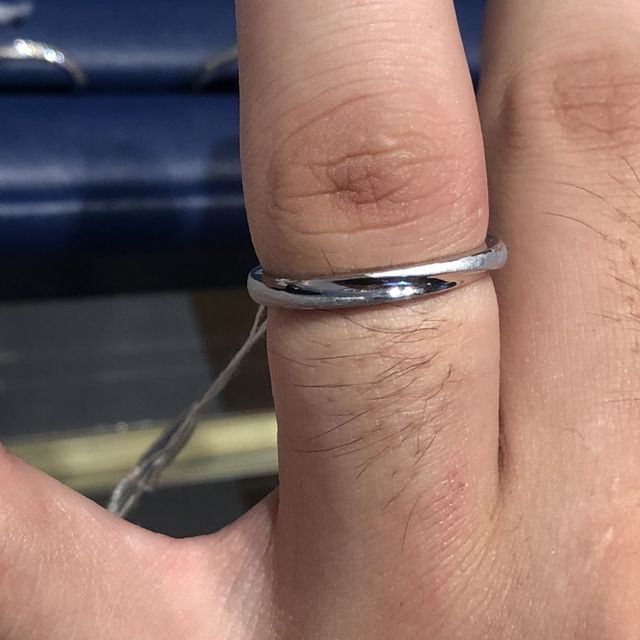 【銀座ダイヤモンドシライシの口コミ】 形状はストレートで、でも全体が平らなのはシンプルすぎてあまり好みでは…