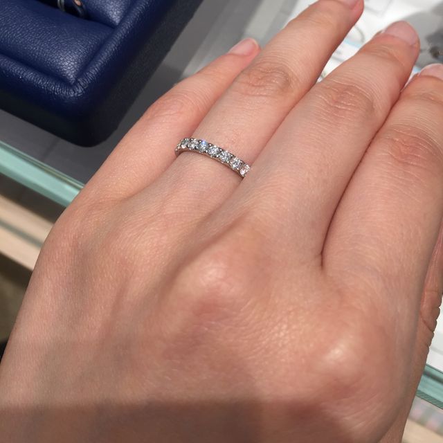 【銀座ダイヤモンドシライシの口コミ】 婚約指輪にエタニティリングを検討していました。こちらはダイヤモンド控…