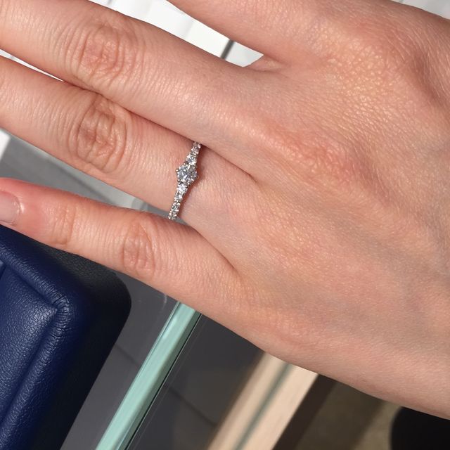 【銀座ダイヤモンドシライシの口コミ】 婚約指輪をエタニティか一粒にするか迷っていた時に、お店の方が出してく…
