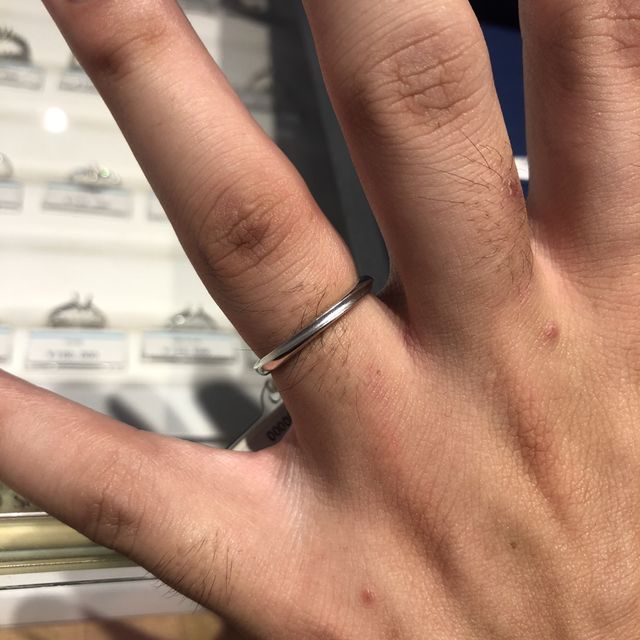 【銀座ダイヤモンドシライシの口コミ】 ストレートでもひねりのあるデザインが好きな人には好かれる指輪かなと思…