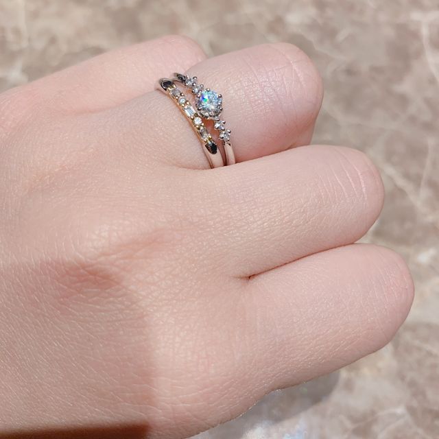 【PORTADA(ポルターダ)の口コミ】 人と被らないデザインできめました。
婚約指輪も一石大きなもので探してい…