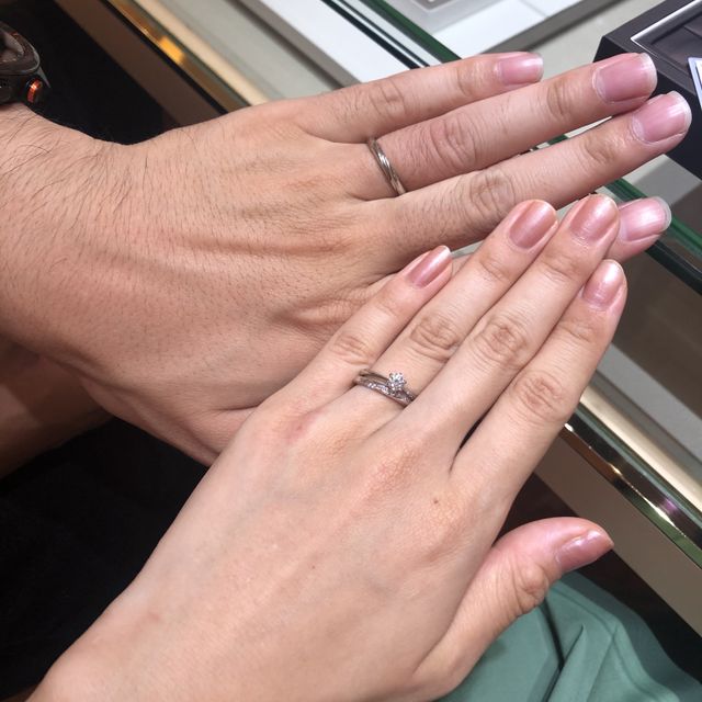 【アイプリモ(I-PRIMO)の口コミ】 斜めに入ったメレダイヤが指輪を横から見た時もキラキラと輝いてとても幸…