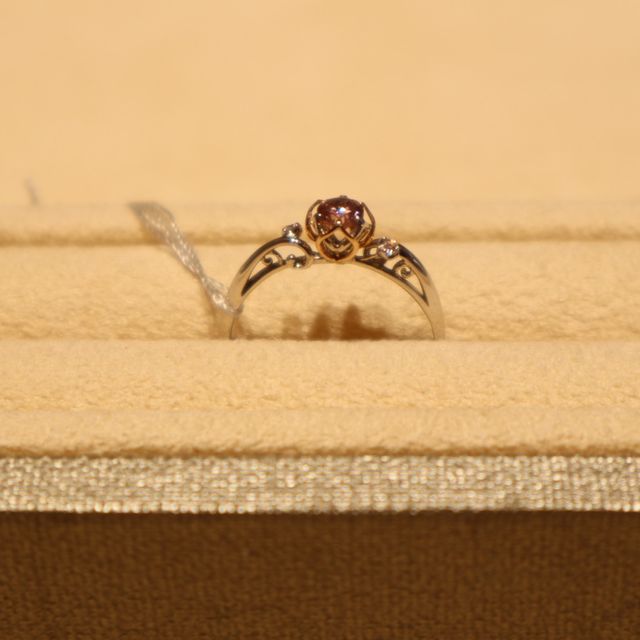 【TOMIYA(トミヤ)の口コミ】 横から見ると透かし模様の部分がすごく可愛いです。ダイヤを止める爪の部…