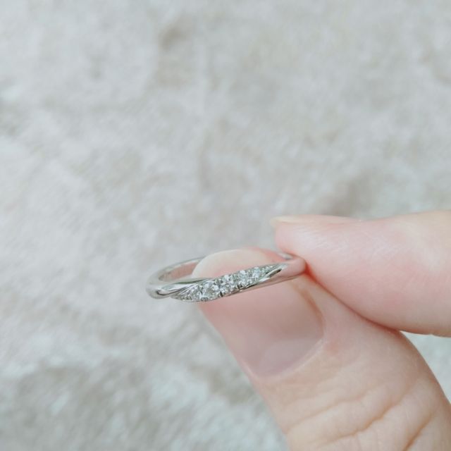 【銀座ダイヤモンドシライシの口コミ】 シンプル過ぎずダイヤが何石か欲しかったので、少し派手かなーとも迷った…