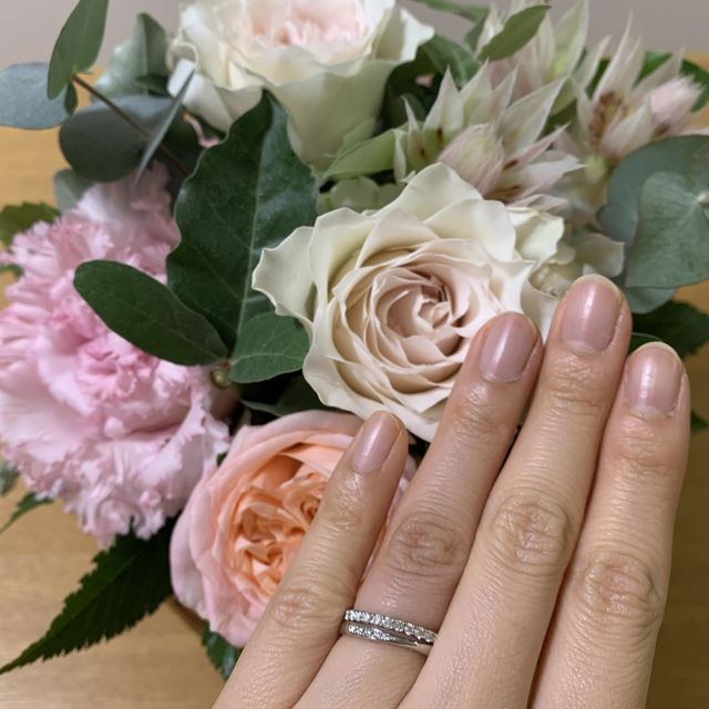 【銀座ダイヤモンドシライシの口コミ】 細身で少し動きのあるデザイン、ダイヤが控えめに入っているところが気に…