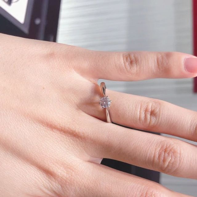 【ラザール ダイヤモンド(LAZARE DIAMOND)の口コミ】 センターのダイヤのまわりに小さなダイヤが付いているデザインも可愛らし…