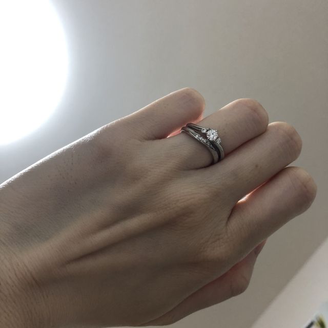 【銀座ダイヤモンドシライシの口コミ】 もともと雑誌で色々調べて、一粒ダイヤがいいと思っていましたが、実際見…