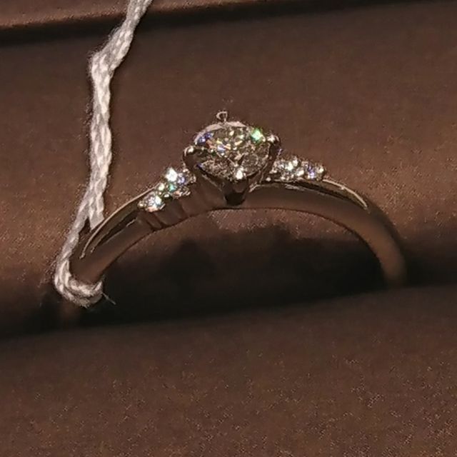 【アイプリモ(I-PRIMO)の口コミ】 ダイヤが一粒だけのものか、サイドにもあるものか迷ったのですが、ダイヤ…