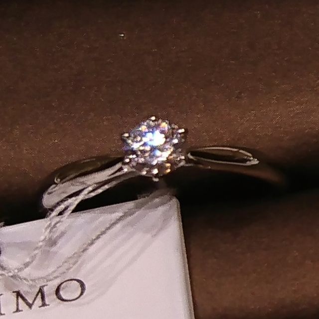 【アイプリモ(I-PRIMO)の口コミ】 婚約指輪らしいシンプルな一粒タイプか、サイドにもダイヤをあしらったも…