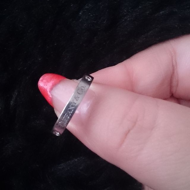 【ティファニー(Tiffany & Co.)の口コミ】 外側、内側ともにTiffany & Co.と入ってます。
内側にはイニシャルと…