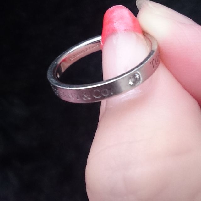 【ティファニー(Tiffany & Co.)の口コミ】 外側、内側ともにTiffany & Co.と入ってます。
内側にはイニシャルと…