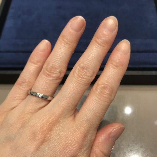 【4℃ BRIDAL(ヨンドシーブライダル)の口コミ】 シンプルなデザイン探している中、一石ではあるが石の留方に特徴があるた…