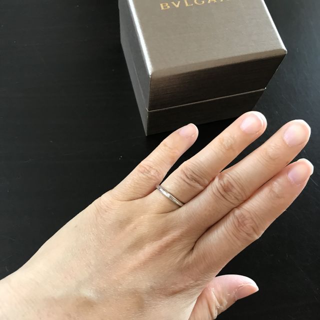 【ブルガリ(BVLGARI)の口コミ】 結婚指輪はずっと付ける物なのでよく検討して決めました。
飽きのこないシ…