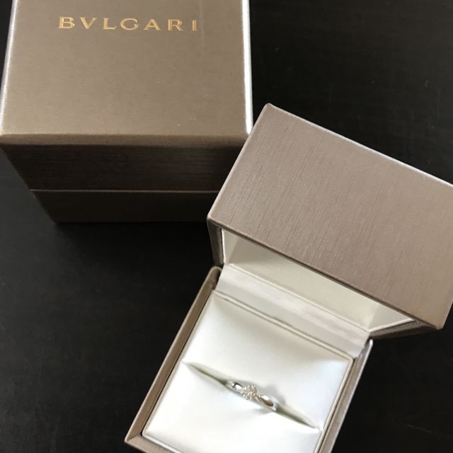 【ブルガリ(BVLGARI)の口コミ】 指輪のデザインに一目惚れしました！
曲線の入ったリングに、キラキラと輝…