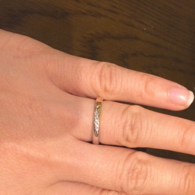 【ケイウノ ブライダル(K.UNO BRIDAL)の口コミ】 シンプルなデザインですが埋め込まれたメレダイヤが綺麗に輝くのが気に入…