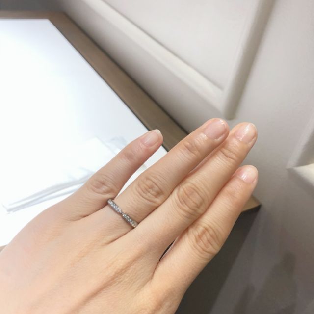 【ラザール ダイヤモンド(LAZARE DIAMOND)の口コミ】 全体にダイヤモンドがありながらも、中心が絞られているので存在感とデザ…