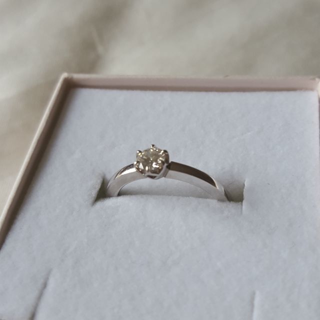 【アイプリモ(I-PRIMO)の口コミ】 デザインは極力シンプルなものが好きだったので、この指輪を見たときにピ…