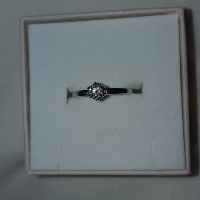 【アイプリモ(I-PRIMO)の口コミ】 デザインは極力シンプルなものが好きだったので、この指輪を見たときにピ…