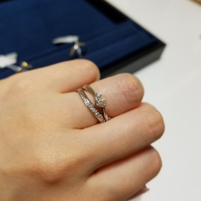 【4℃ BRIDAL(ヨンドシーブライダル)の口コミ】 指を綺麗に見せてくれるというウエーブタイプに個人的に好きなひねりがつ…