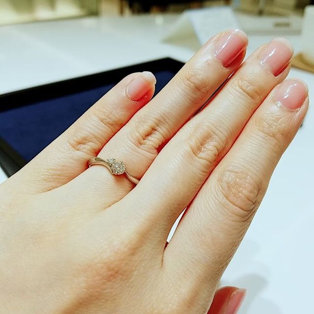 【4℃ BRIDAL(ヨンドシーブライダル)の口コミ】 指を綺麗に見せてくれるというウエーブタイプに個人的に好きなひねりがつ…