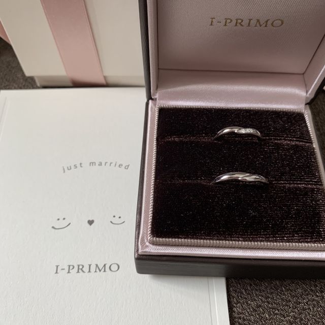 【アイプリモ(I-PRIMO)の口コミ】 指輪は細身でとても着け心地が良いです。
Vラインになっているのですが、…
