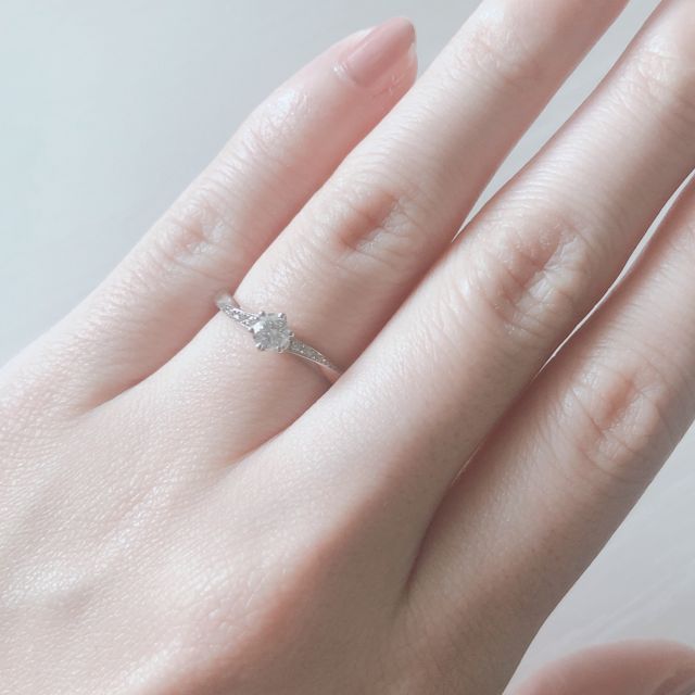 【Mariage ent(マリアージュエント)の口コミ】 ホームページから指輪を見ていて一目惚れでした。
実際に店舗に行って似た…