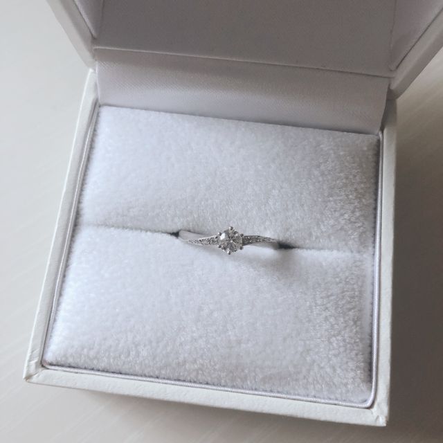 【Mariage ent(マリアージュエント)の口コミ】 ホームページから指輪を見ていて一目惚れでした。
実際に店舗に行って似た…