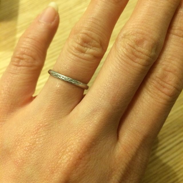 【festaria bijou SOPHIA(フェスタリア ビジュソフィア)の口コミ】 とにかくシンプルで飽きのこない物が良かったのですが小粒のダイヤが7つ付…