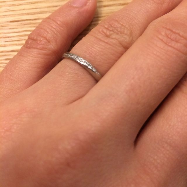 【festaria bijou SOPHIA(フェスタリア ビジュソフィア)の口コミ】 とにかくシンプルで飽きのこない物が良かったのですが小粒のダイヤが7つ付…