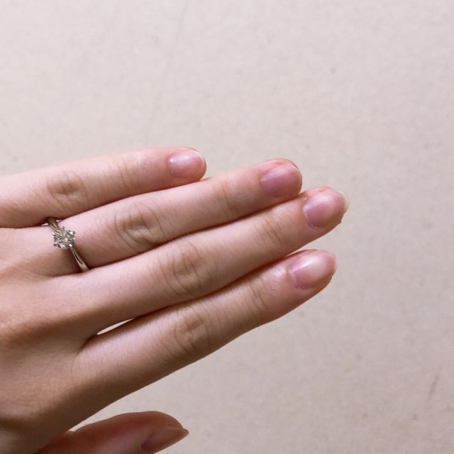 【ラザール ダイヤモンド(LAZARE DIAMOND)の口コミ】 ストレートなデザインで、ソリティアタイプで探していました。ダイヤモン…