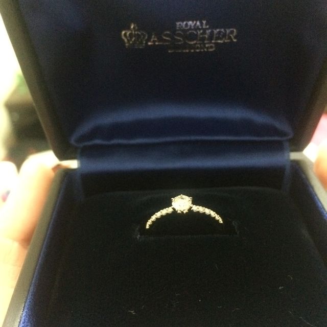 【ROYAL ASSCHER(ロイヤル・アッシャー)の口コミ】 以前から欲しいデザインでした。一粒ダイヤモンドとも悩みましたが、中央…