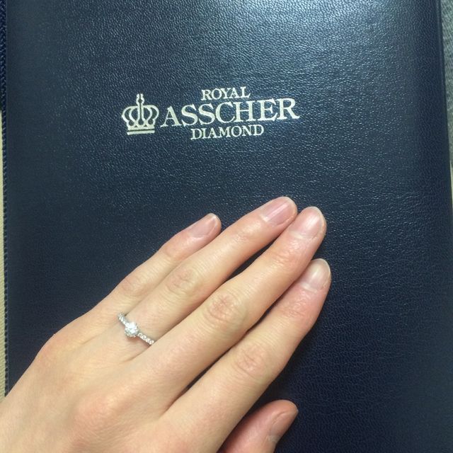 【ROYAL ASSCHER(ロイヤル・アッシャー)の口コミ】 以前から欲しいデザインでした。一粒ダイヤモンドとも悩みましたが、中央…