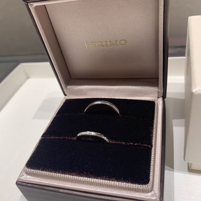 【アイプリモ(I-PRIMO)の口コミ】 いろいろなデザインがありましたが、婚約指輪とセットで合うようなデザイ…
